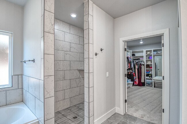 Building Photo - Spacious 5-Bedroom Home with 3 Full Baths ...