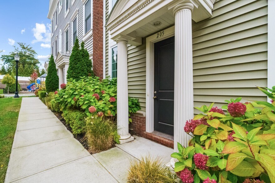 Building Photo - 205 Roosevelt Dr