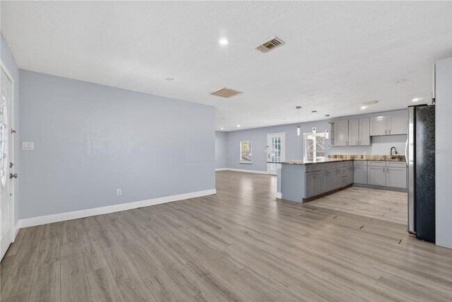 Building Photo - SINGLE FAMILY HOME IN DOWNTOWN KISSIMMEE! 3/2