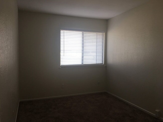 Building Photo - Freshly updated Woodside Park townhouse, close to Fresno State.