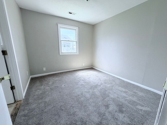 Building Photo - Stretch out in this large 3 bed 2 bath!