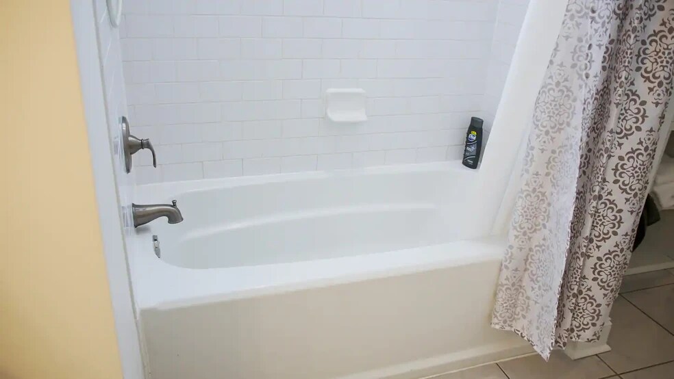 Upstairs Guest Bath - 3415 Louisiana Avenue Pky