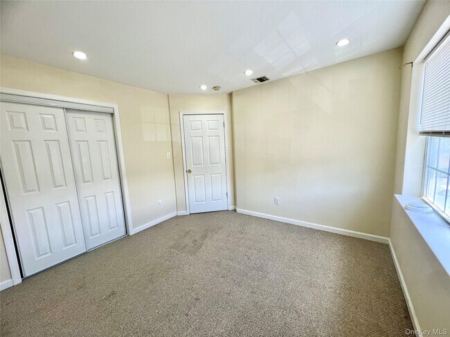 Building Photo - 60 Peach Pl