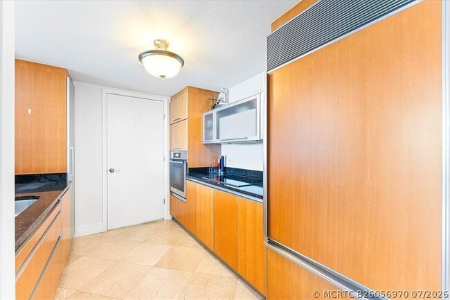 Building Photo - 17201 Collins Ave