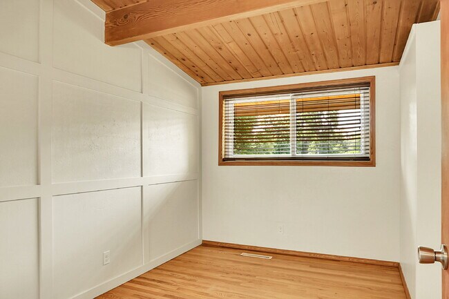 Building Photo - $1,950, 3-bedroom, 1-bathroom house in Col...