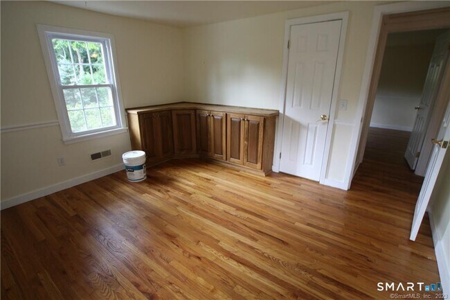 Building Photo - 6 Cherry Ln