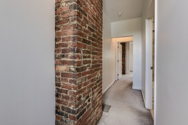 Building Photo - 2823 Cobden St