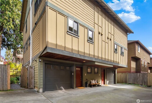 Building Photo - Downtown Ballard 3 bd 2.5 bath townhome in Great School district and minutes to Ballard Locks