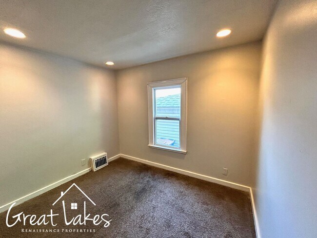 Building Photo - Charming 2 Bedroom 1 Bathroom now availabl...