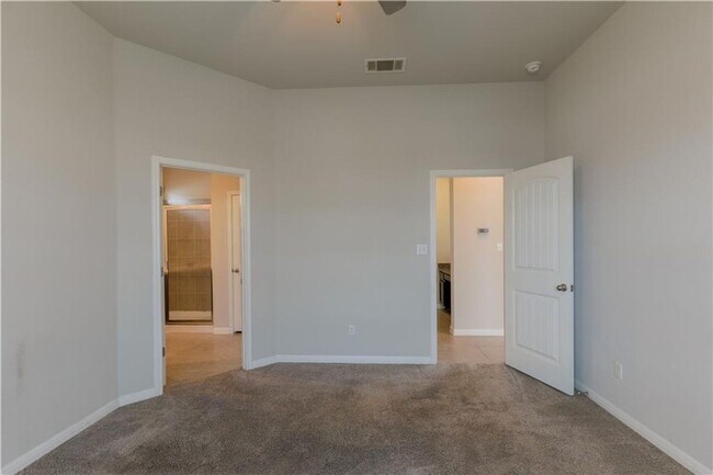 Building Photo - Lovely and Cozy 3/BR and 2/BA Home in Roun...