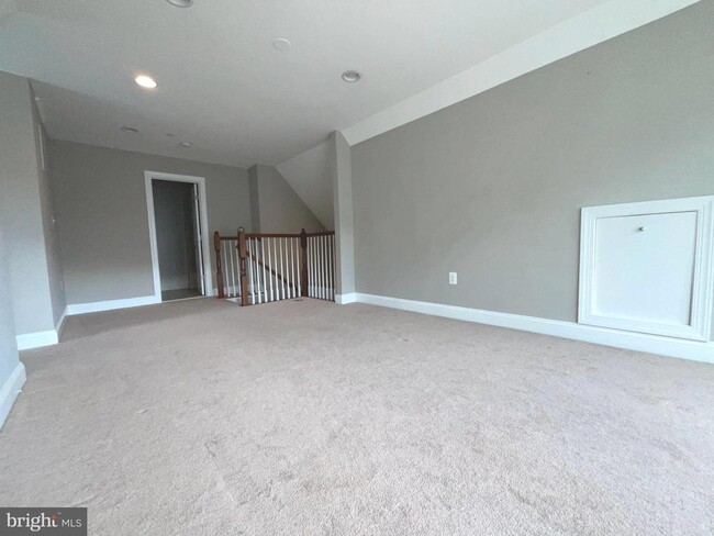 Building Photo - 3911 Chain Bridge Rd