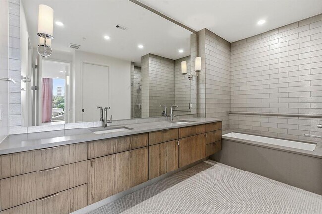 Building Photo - 1010 W 10th St