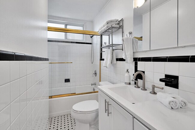 Building Photo - 7 Oak St