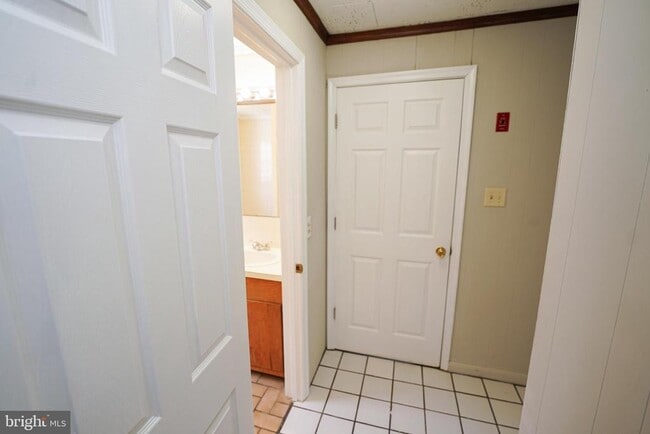 Building Photo - 305 E Pine St