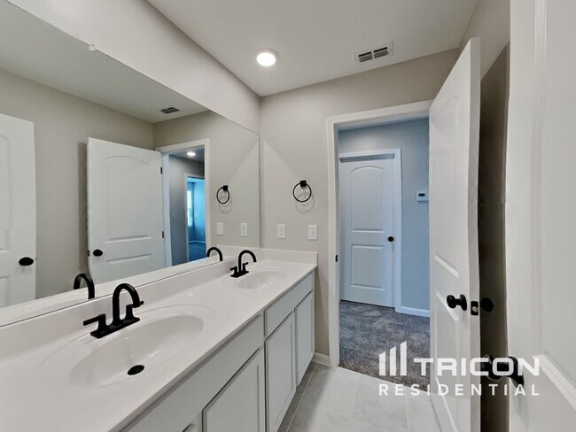 Building Photo - 176 Millbrook Dr