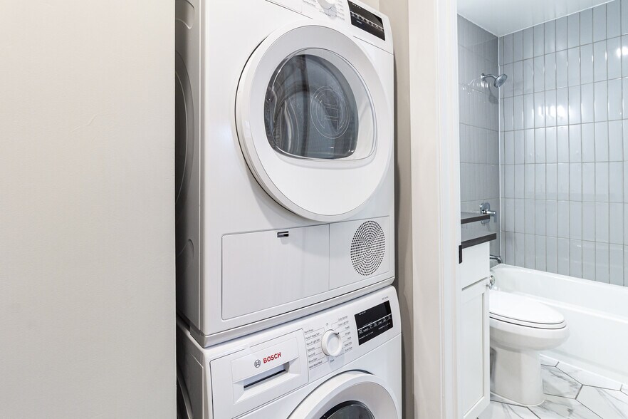 Building Photo - 531 W Aldine Ave