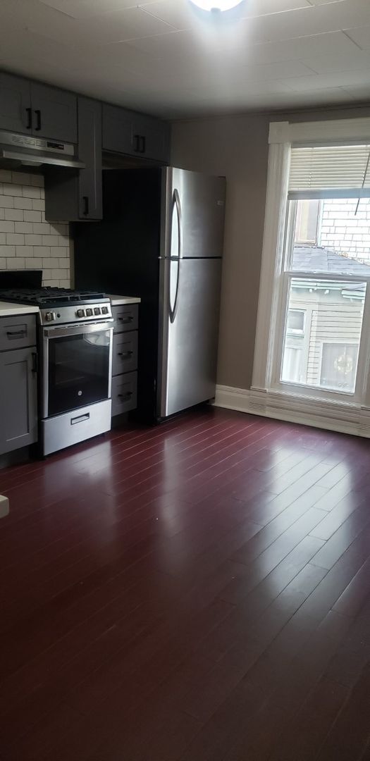 Building Photo - One bedroom, one bath upper unit located i...