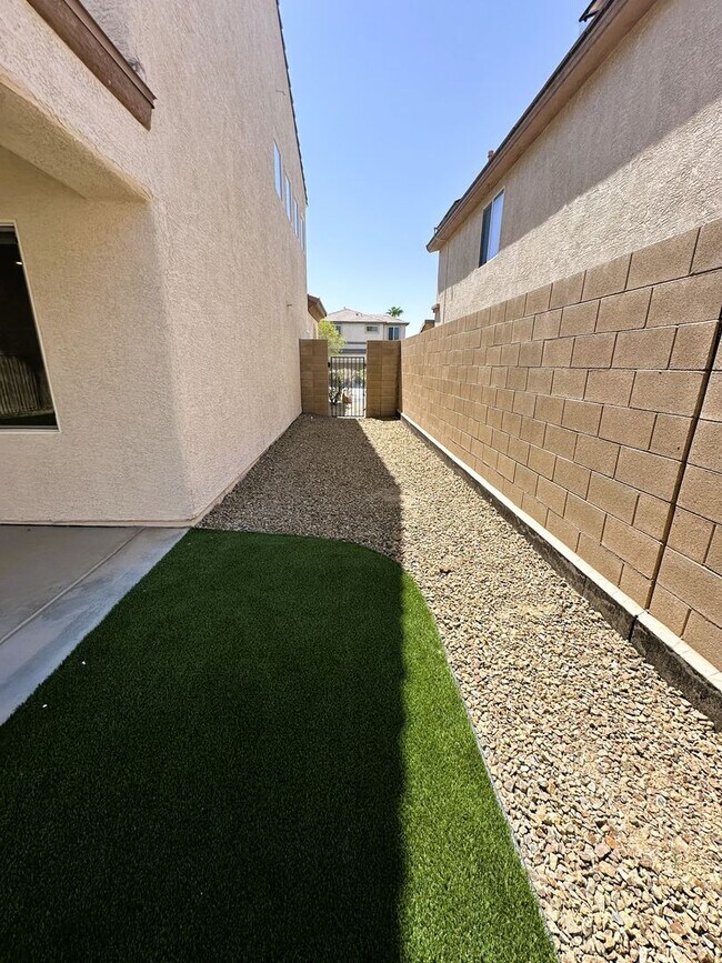 Building Photo - ANTHEM HIGHLANDS!! READY FOR IMMEDIATE MOV...