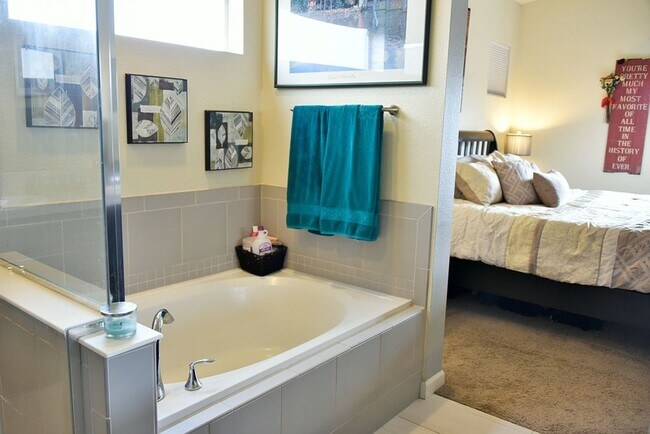 Building Photo - Great 3 Bed / 3 Bath with Garage! Open Floor Plan with Upgrades!