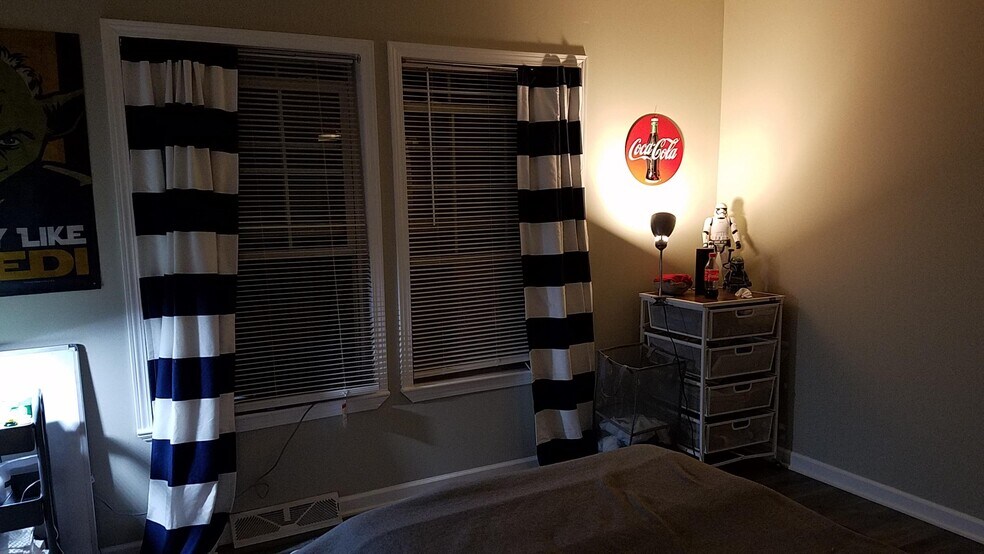 Building Photo - 221 Long St