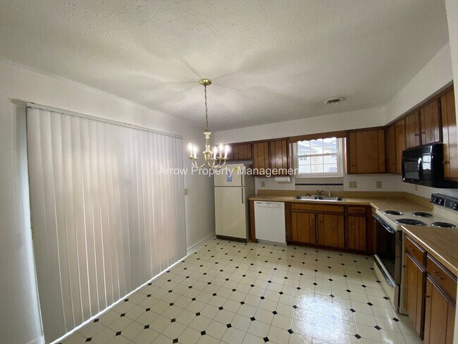 Building Photo - 2 Bedroom / 2.5 Bathroom / Amenities Include Pool & Tennis Courts / Assigned Parking / Minutes to...