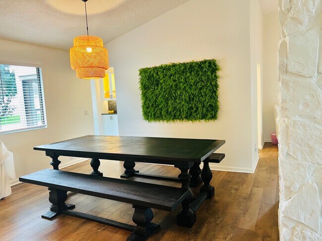 Building Photo - 808 Phoenix Dr