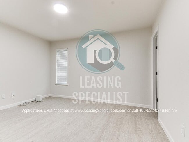 Building Photo - Adorable Norman 3 Bed 1.5 Bath House!