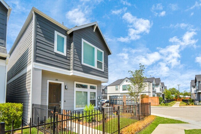 Building Photo - 739 Strawberry Pines Ct