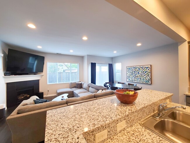 Building Photo - 4 bedroom/2.5 bath in Parkside Estates