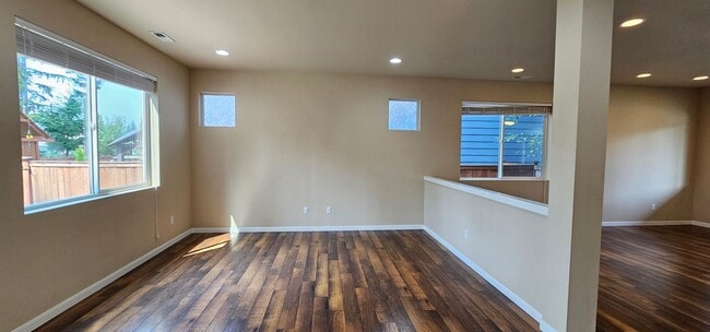 Building Photo - Spacious Port Orchard Home