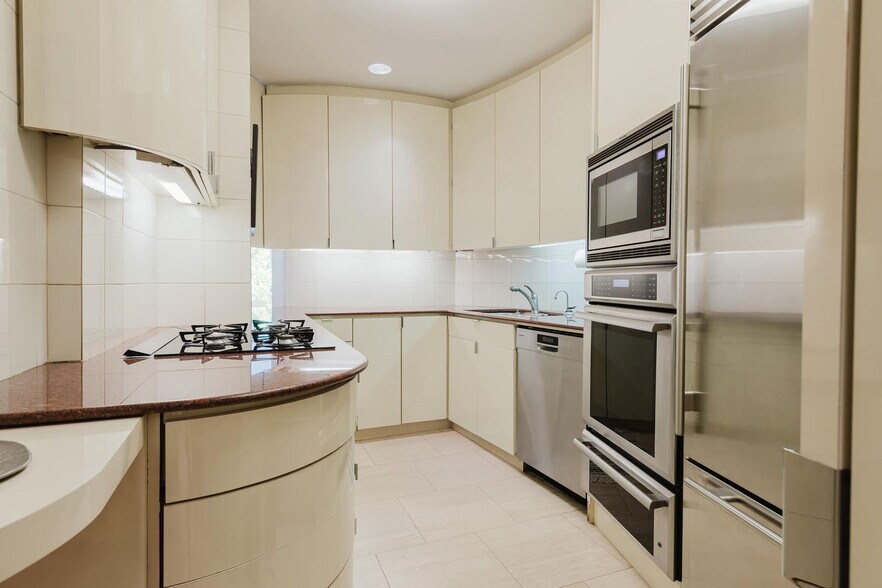 Building Photo - 323 E 51st St
