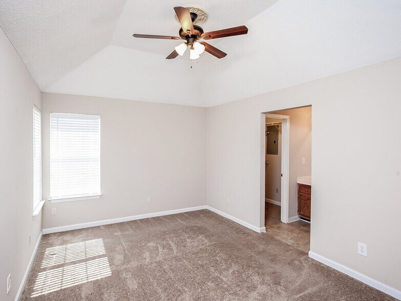 Building Photo - 7499 Spinola Cove