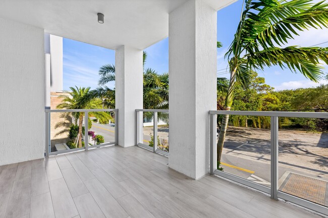 Building Photo - 475 E Royal Palm Rd