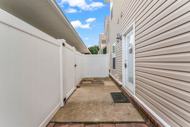 Building Photo - Spacious Townhome in Siegel School Zone – 2 Private Suites & Open Floor Plan!