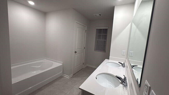 Building Photo - 2213 Blue Monarch Dr