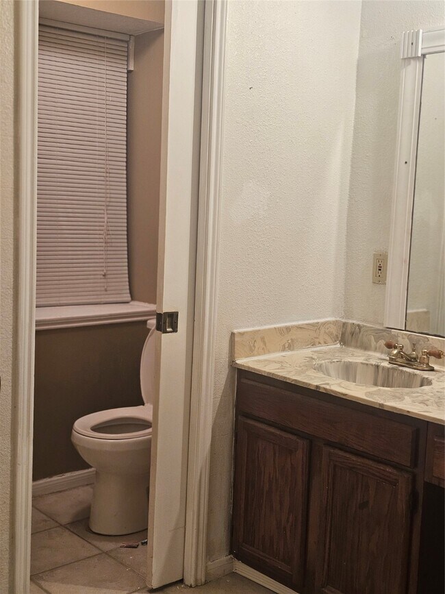 Building Photo - 4011 Alshire Dr