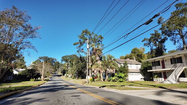 Building Photo - Newly Renovated 2 BR/1BA Luxury Apartment Home