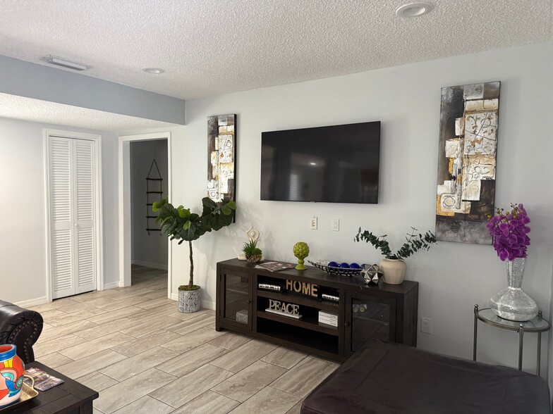 Building Photo - 914 W Cimmeron Dr