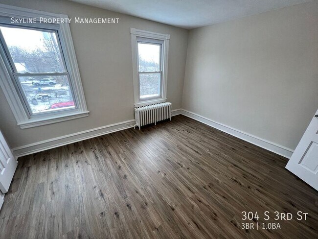 Building Photo - 304 S 3rd St