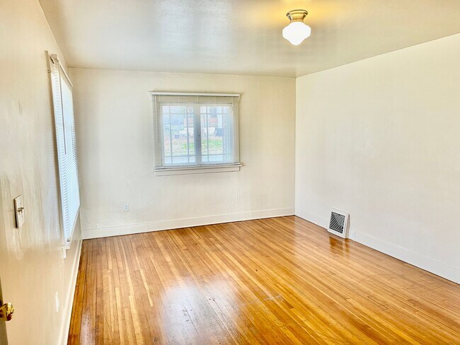 Building Photo - New on the Market!