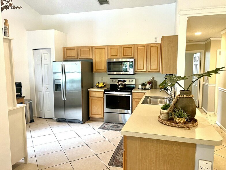 Building Photo - 10614 Lake Shore Dr