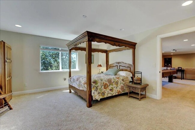 Building Photo - Lake View, 5 bedroom, 3 bath home in gated...