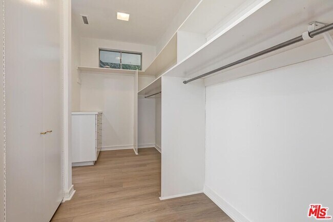 Building Photo - 719 N Bedford Dr