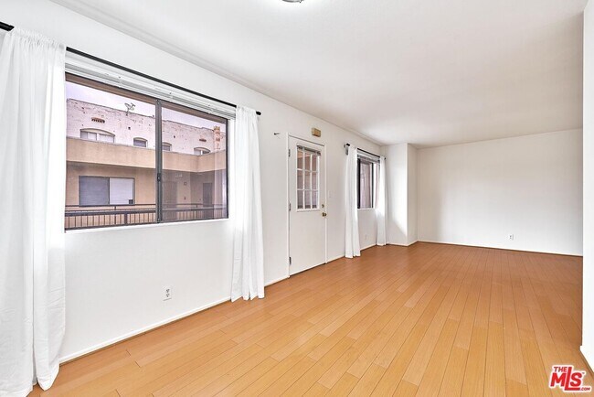 Building Photo - 326 S Manhattan Pl
