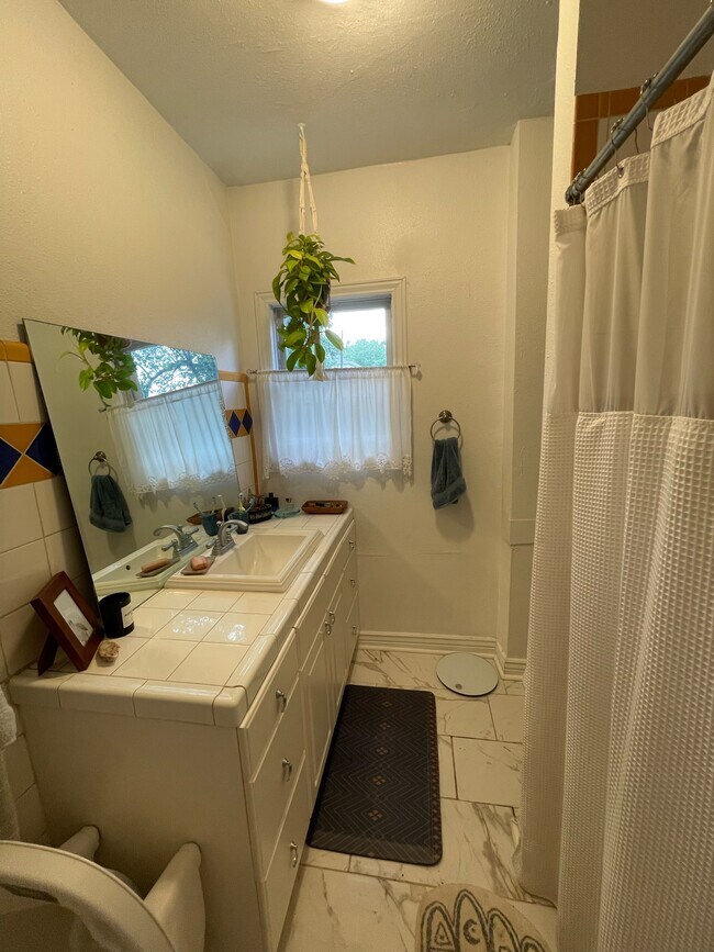 Building Photo - 417 E Magnolia St