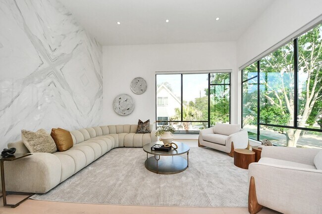 Building Photo - 5327 S Braeswood Blvd