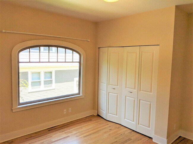 Building Photo - Updated 3 bedroom/3 bathroom duplex at E. ...