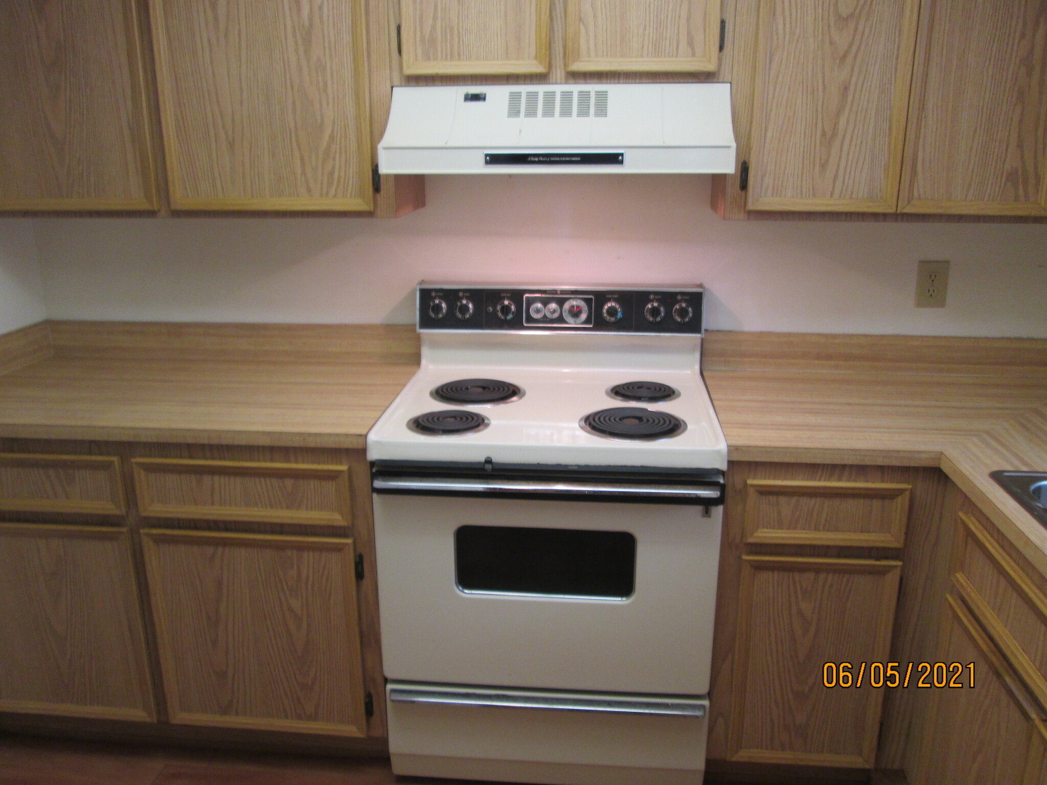 Kitchen Stove - 205 Palmetto Ave