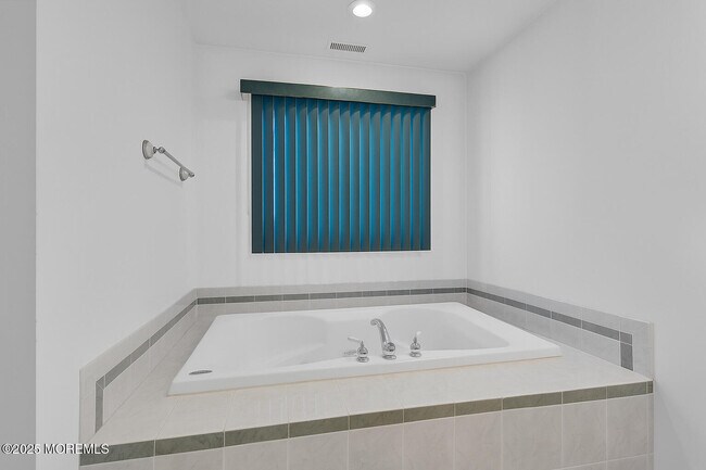 Building Photo - 220 Whalepond Rd