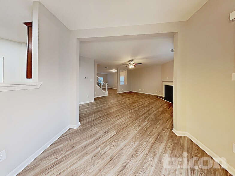 Building Photo - 807 Chastain Ave